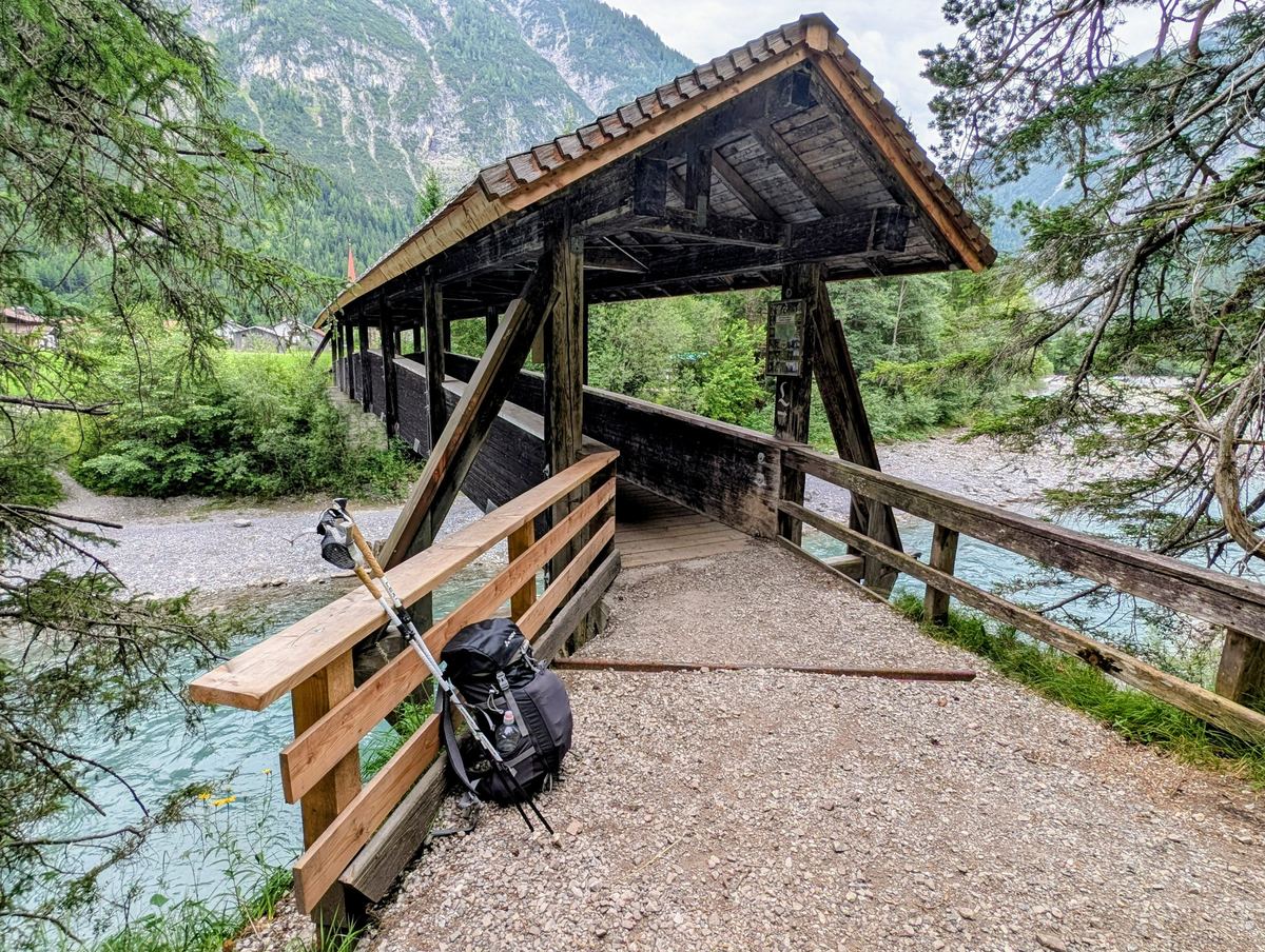 Eine überdachte Holzbrücke am Lech