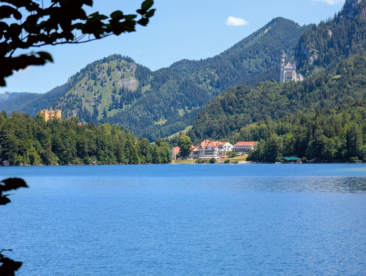 Ein Bergsee unter bewaldeten Hängen